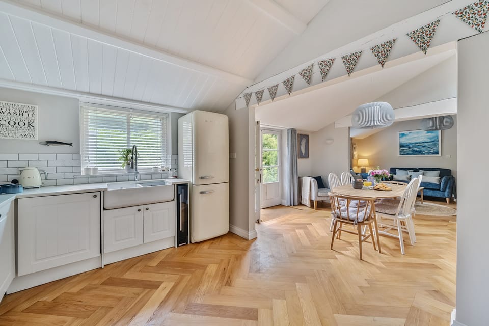 The Orangery, Charmouth: Plenty of space for cooking and gathering together