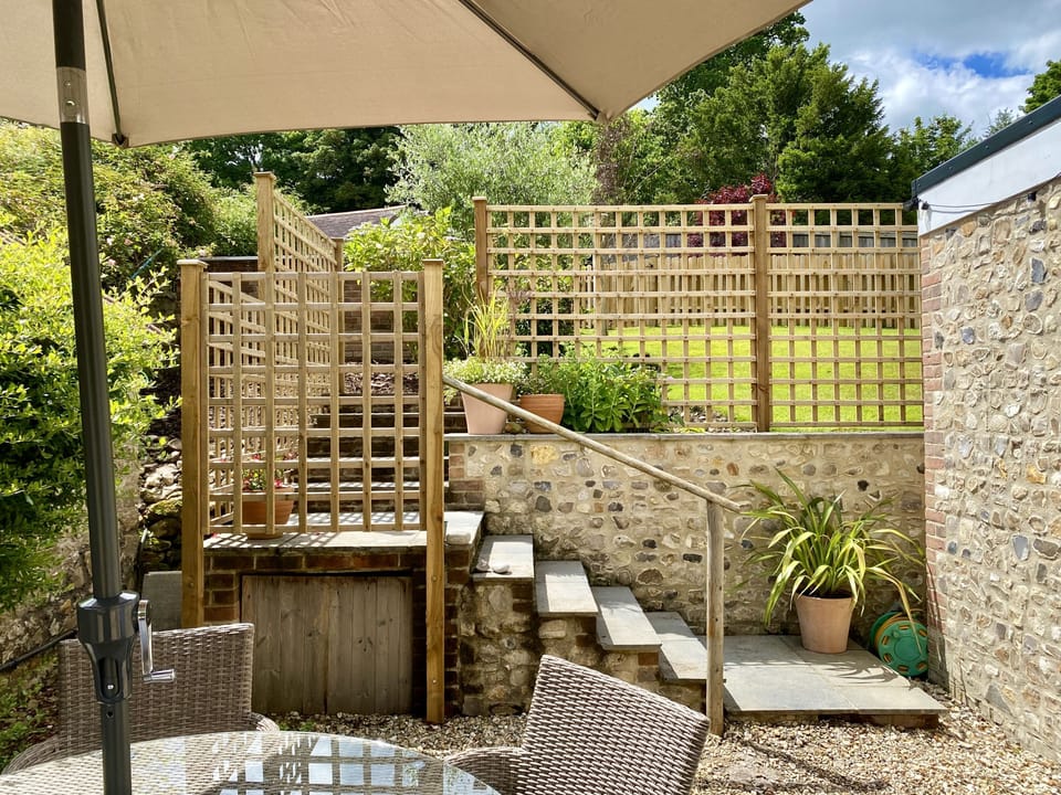 The Orangery, Charmouth: Steps lead from the courtyard area to the garden