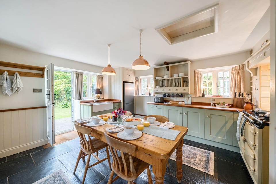 Dovehayes Cottage, Bourton: Enjoy eating together in the cottage kitchen