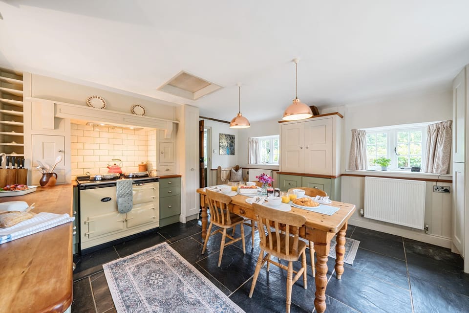Dovehayes Cottage, Bourton: A great space for cooking and relaxing
