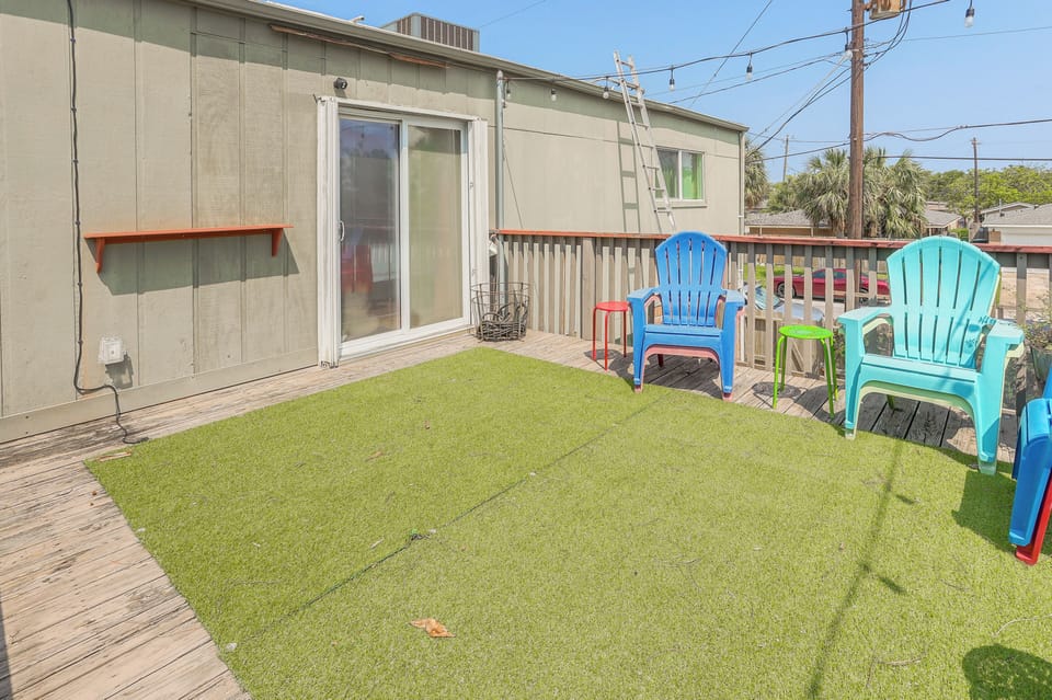 Townhome Exterior | Furnished Deck