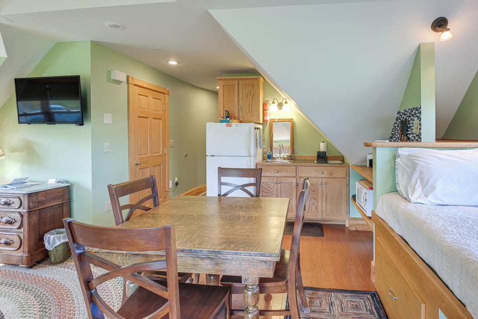 Dining Area | Dishes & Flatware Provided