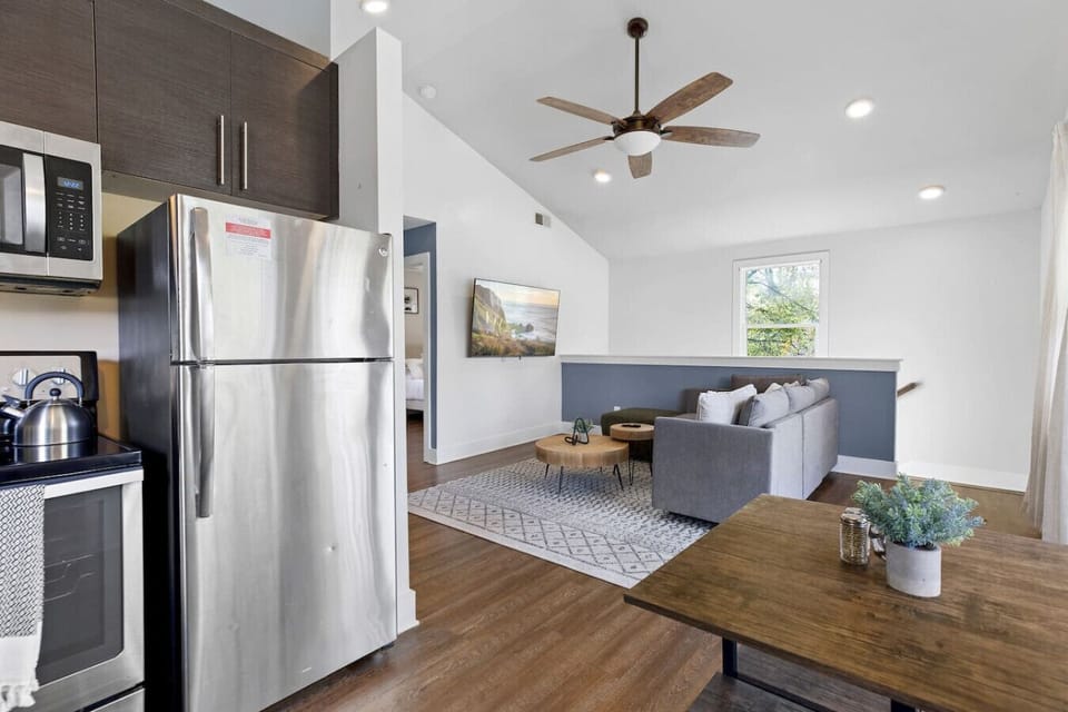 Open-concept design featuring a modern kitchen, dining table, and adjoining living room 🍴🛋️✨