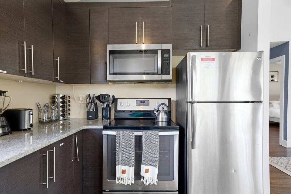 Fully equipped kitchen with stove, microwave, coffee maker, and all the essentials for home cooking ☕🍳🍽️