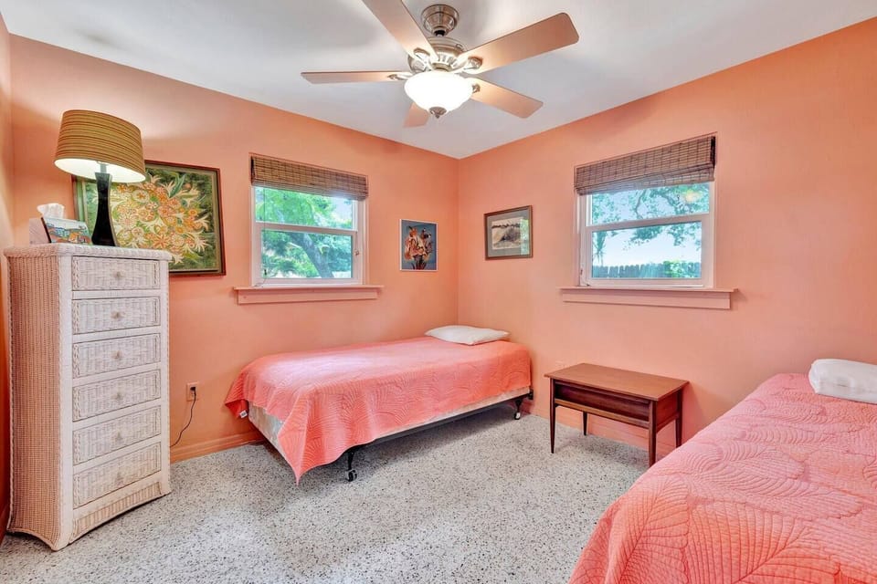 3rd bedroom with two single beds