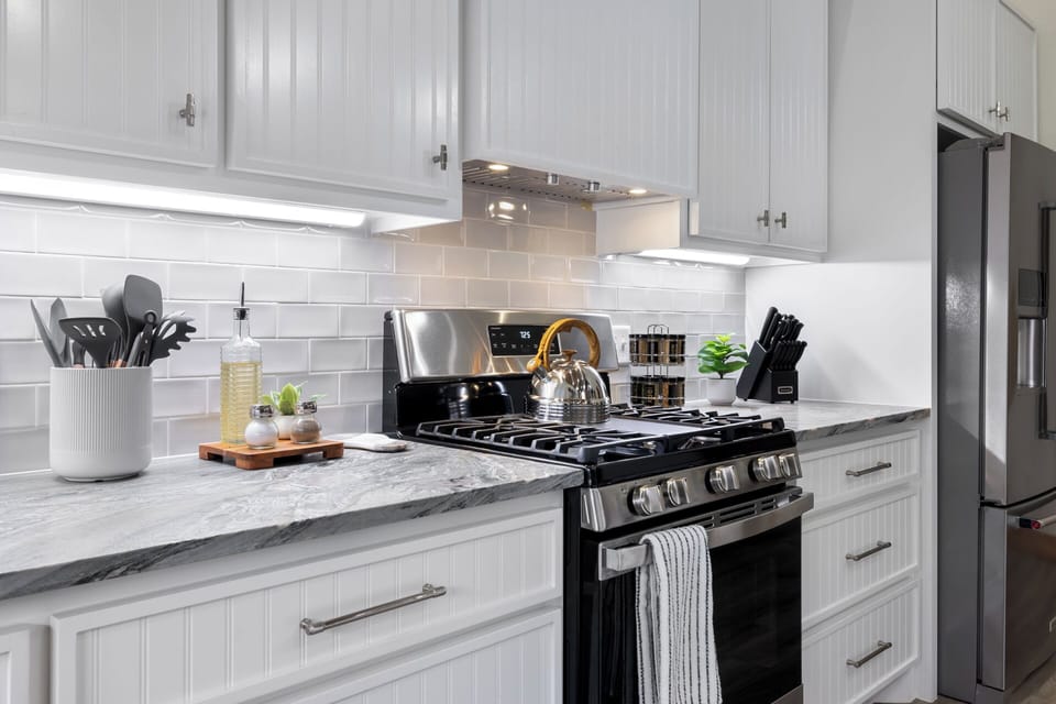 Gas stove. fridge (with water and ice maker)