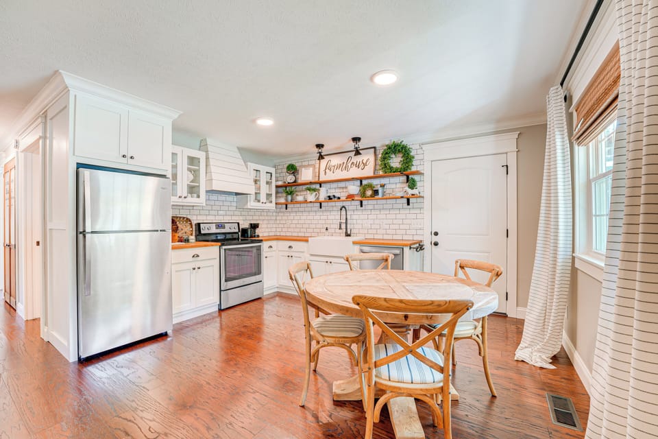 Dining Area/Kitchen | Cooking Basics | Coffee/Tea Station