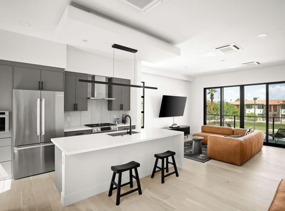 Open layout, lots of natural light & direct access to the balcony.