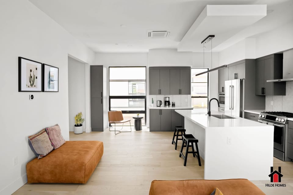 Plenty of space to prepare meals & a breakfast bar for coffee breaks!