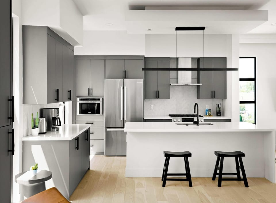Fully equipped kitchen with high quality stainless steel appliances!