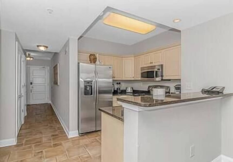 Kitchen Counter/Breakfast Bar Area.