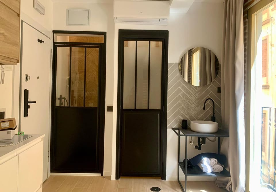 Toilet & shower (2)