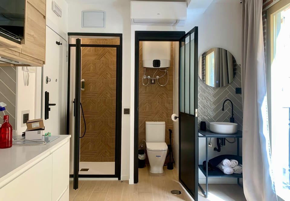 Toilet & shower (1)