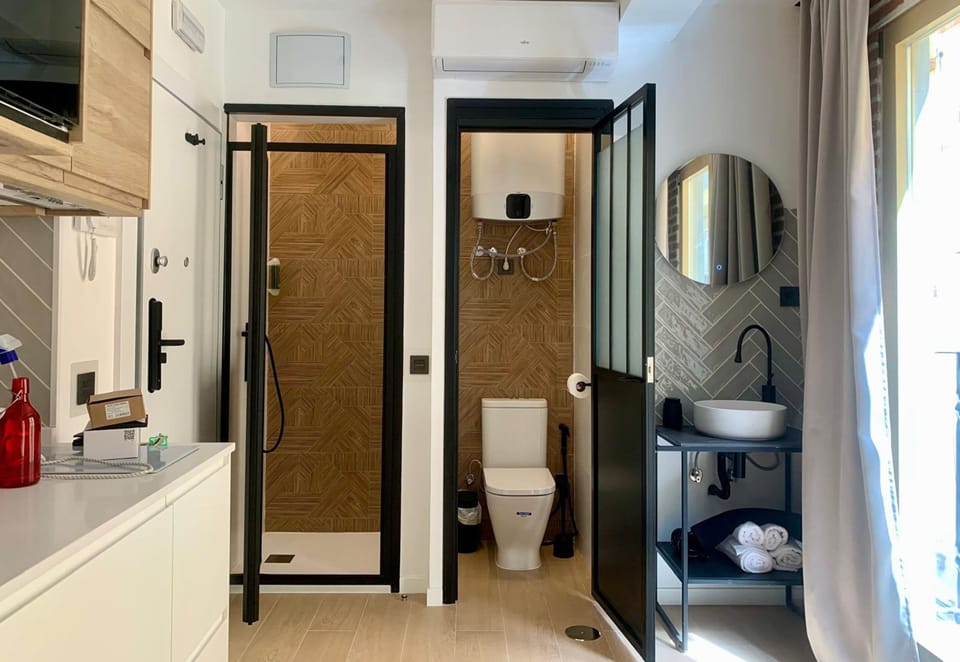 Toilet & shower (2)