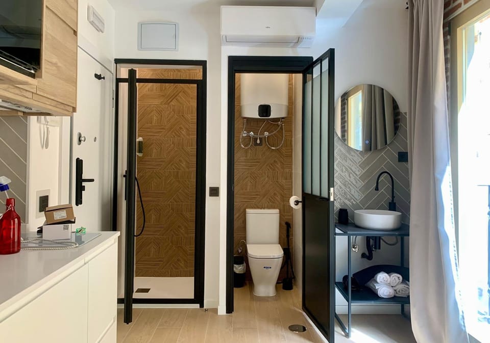 Toilet & shower (1)