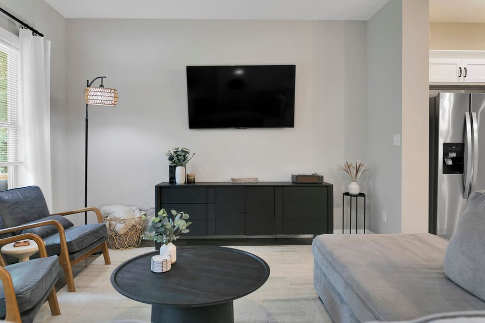 Relax after a day of fun activities and log into your favorite streaming service! We have a smart tv in the living room and all 3 bedrooms.  
You can also find a variety of fun games in the below media console.