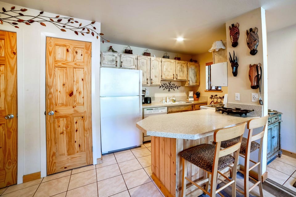 Full kitchen w/ bar seating - comes fully stocked with everything needed to cook a nice meal.