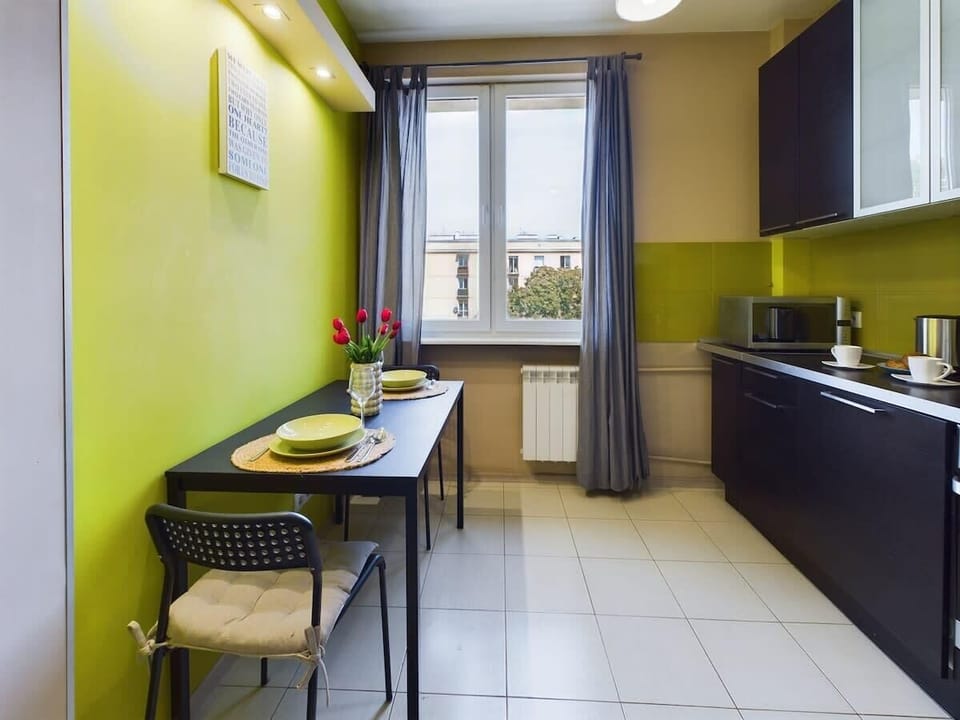 Dining/work corner with table and chairs – Ideal for remote work or casual dining.

