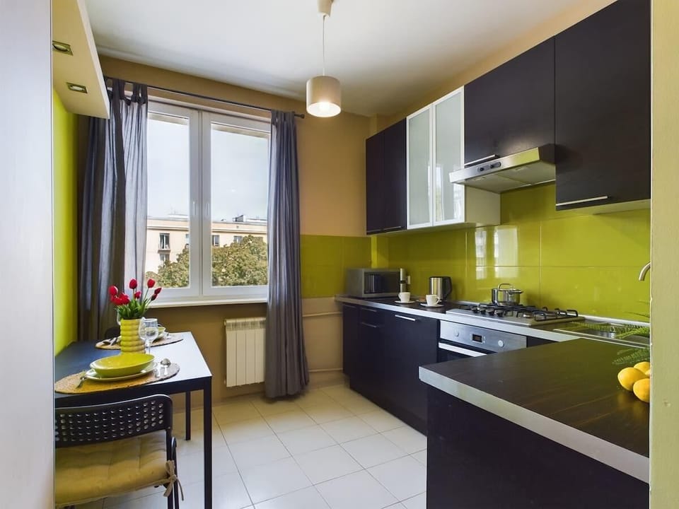 Studio kitchenette with modern appliances – Equipped with essentials for cooking light meals.

