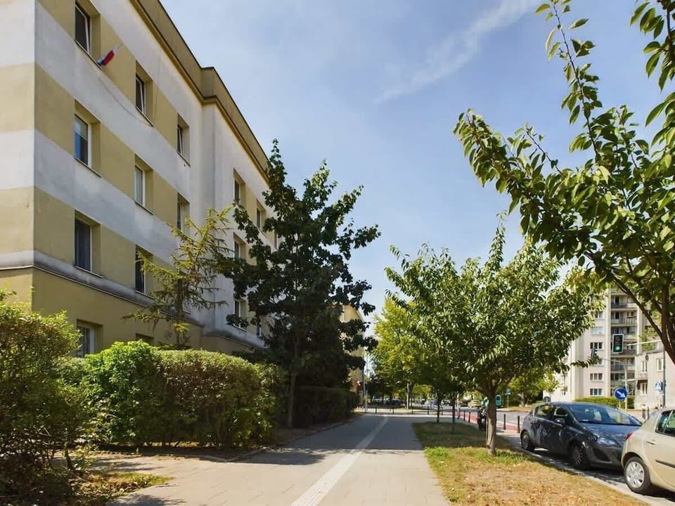 View of the apartment building exterior with green surroundings – Quiet and pleasant location.

