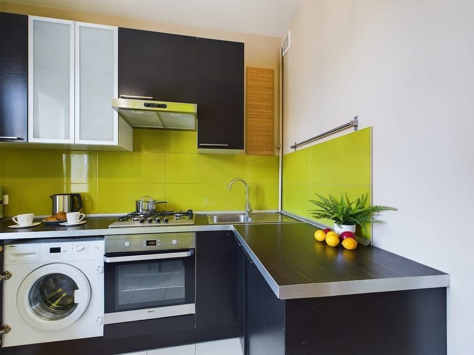 Well-equipped kitchenette with oven, hob, and washing machine – Everything needed for longer stays.


