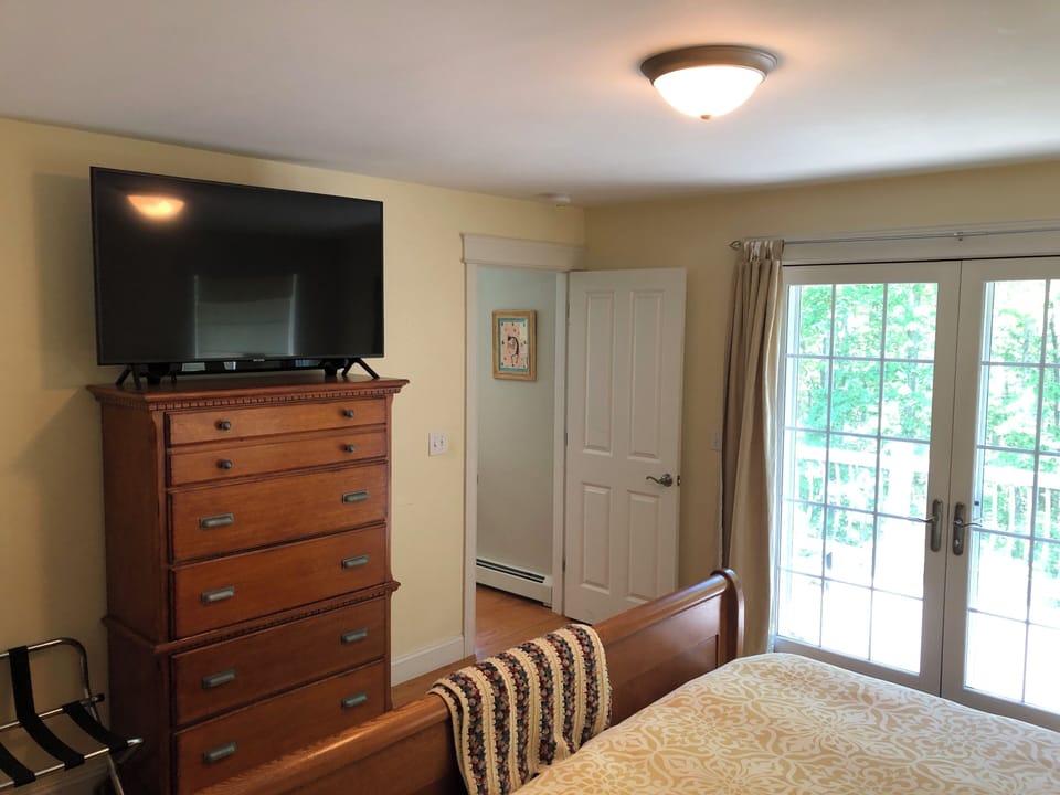 First Floor King Sized Bed with en suite bathroom