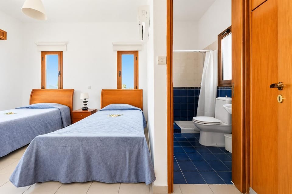 Twin bedroom with en suite bathroom and A/C