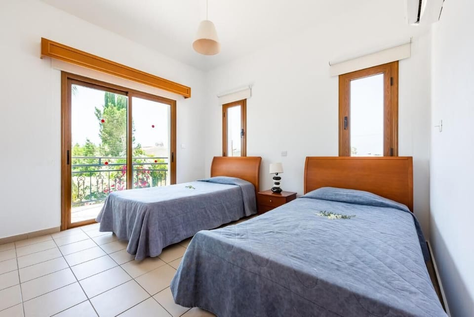 Twin bedroom with en suite bathroom and A/C