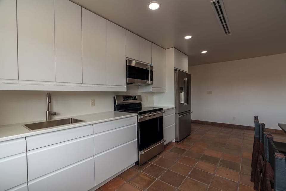 Full kitchen