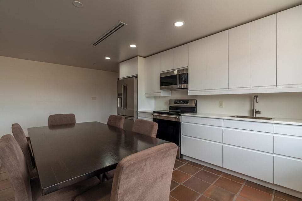 Full kitchen