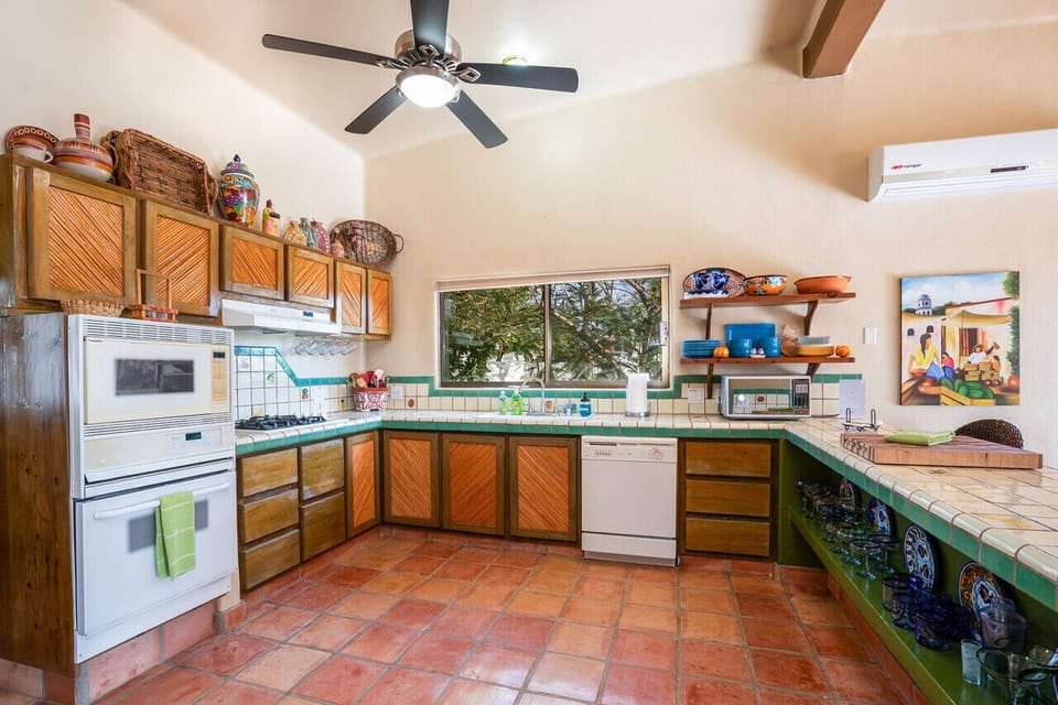 Large kitchen with all the amenities you`d expect