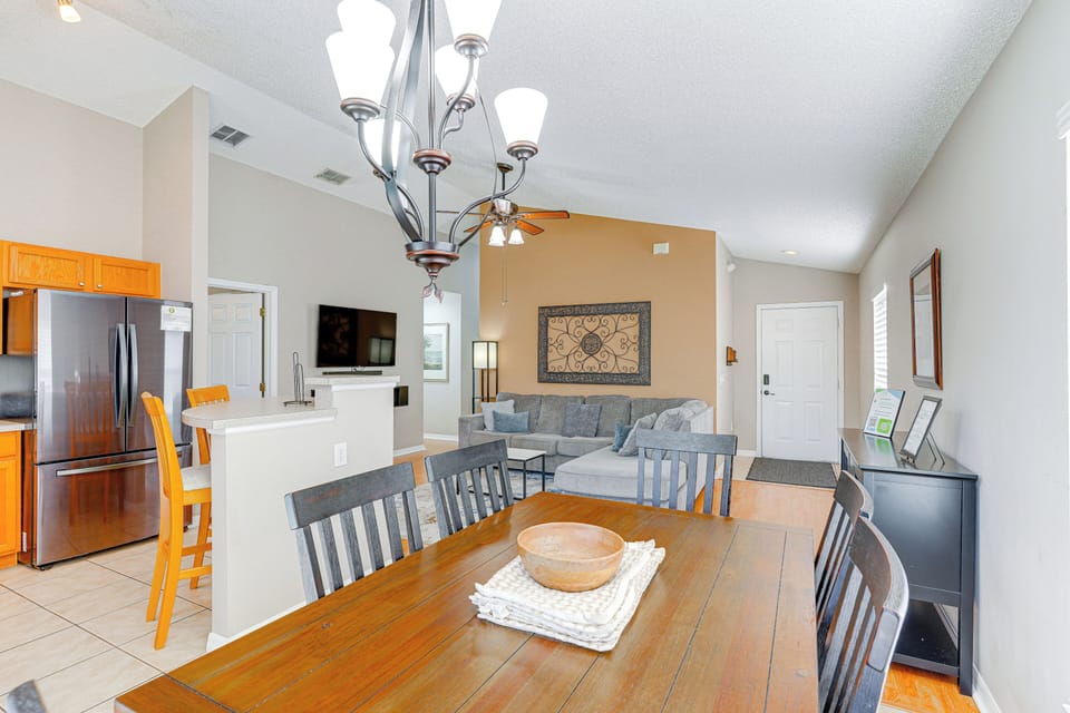 Dining Area | Dishware/Flatware Provided
