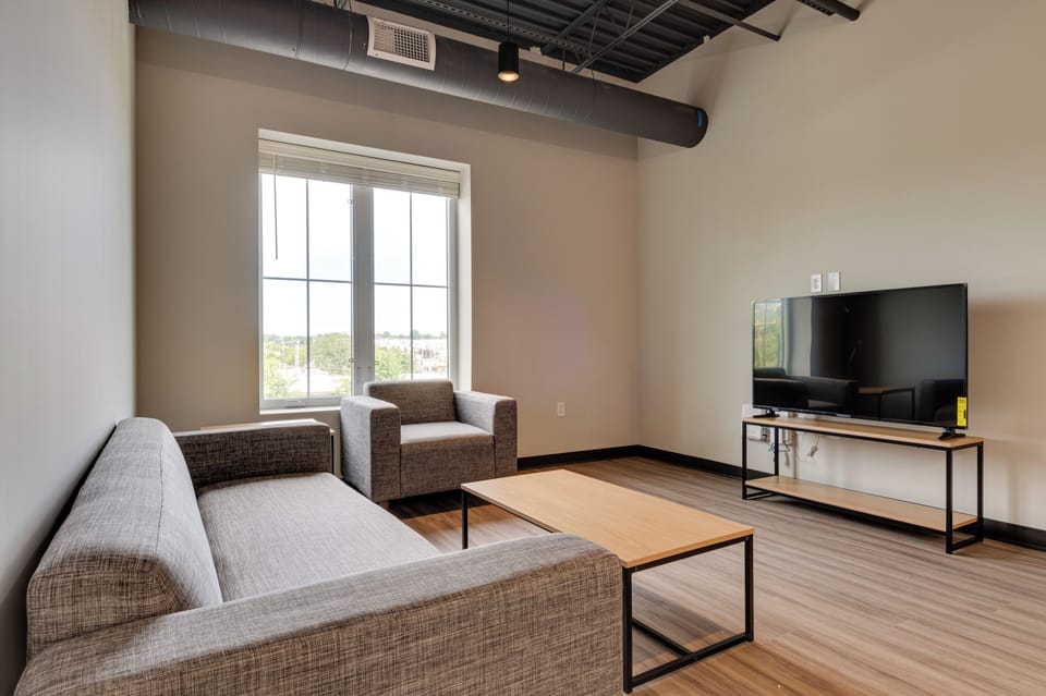 Bloomington Vacation Rental | 3BR | 3BA | 1,154 Sq Ft | Elevator Access