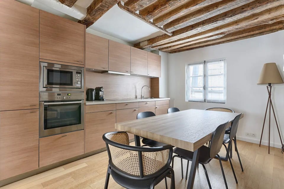 
A modern, fully equipped kitchen (fridge, stove, oven, Nespresso ect.