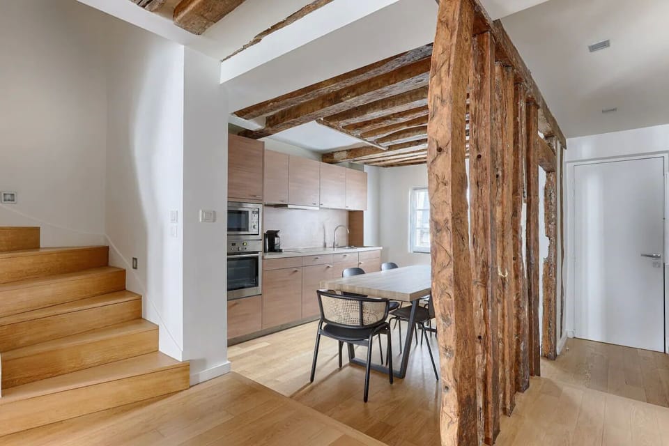 
A modern, fully equipped kitchen (fridge, stove, oven, Nespresso ect.