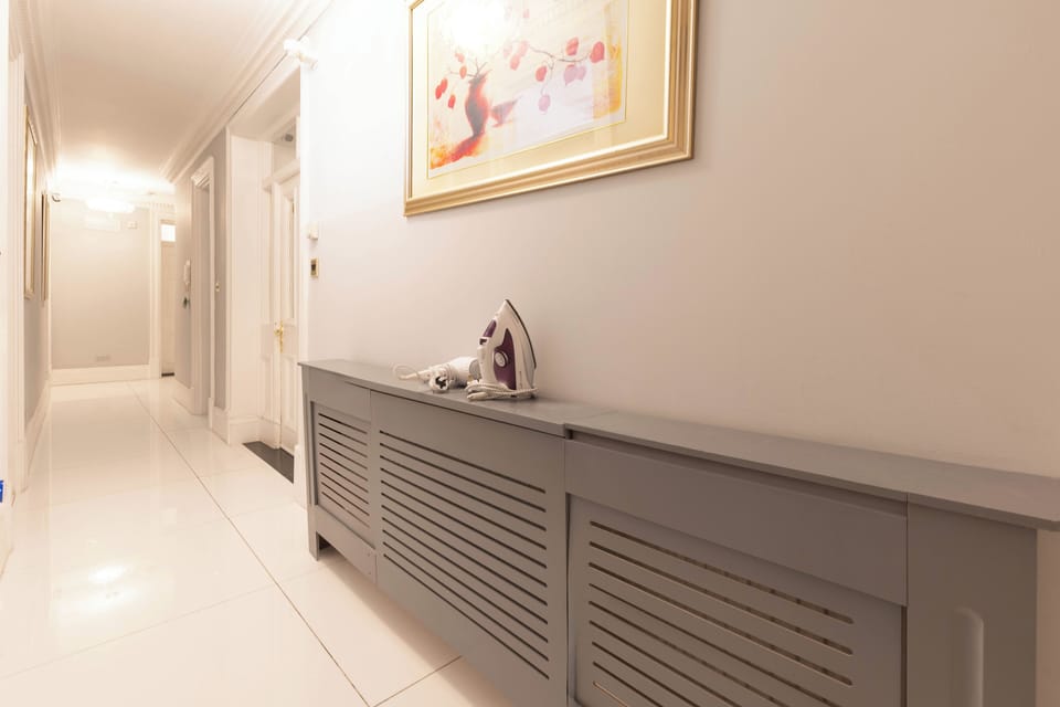 CORRIDOR
(HAIR DRYER AND IRON AVAILABLE)