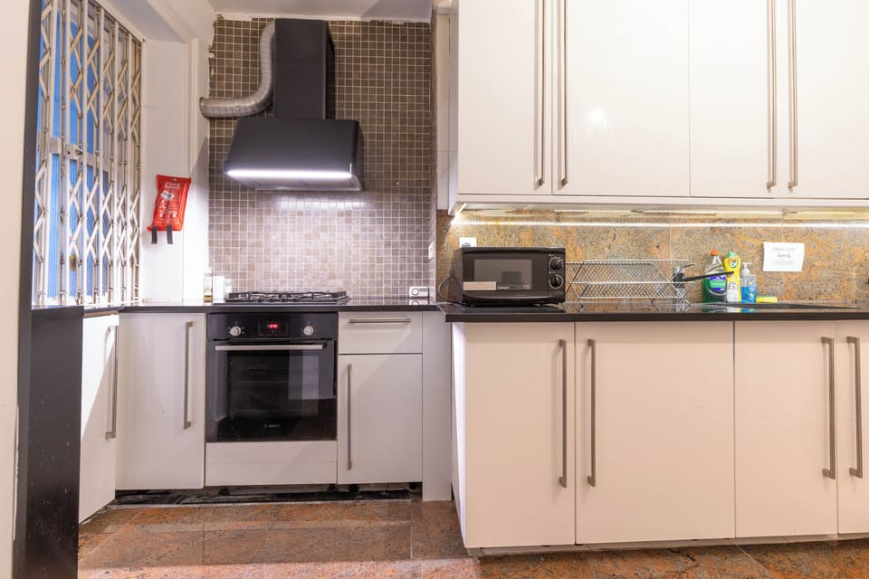 FULL KITCHEN