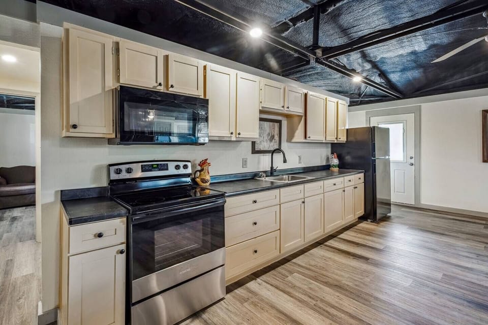 This full kitchen is equipped with everything you need to prepare meals during your stay. With modern appliances and plenty of counter space, cooking is a breeze, whether you’re making a quick breakfast or a full dinner.