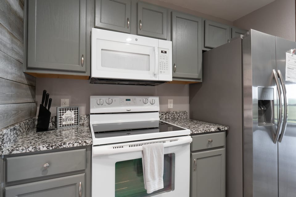 Both Traditional Drip and Keurig Single Serve Coffee Maker
