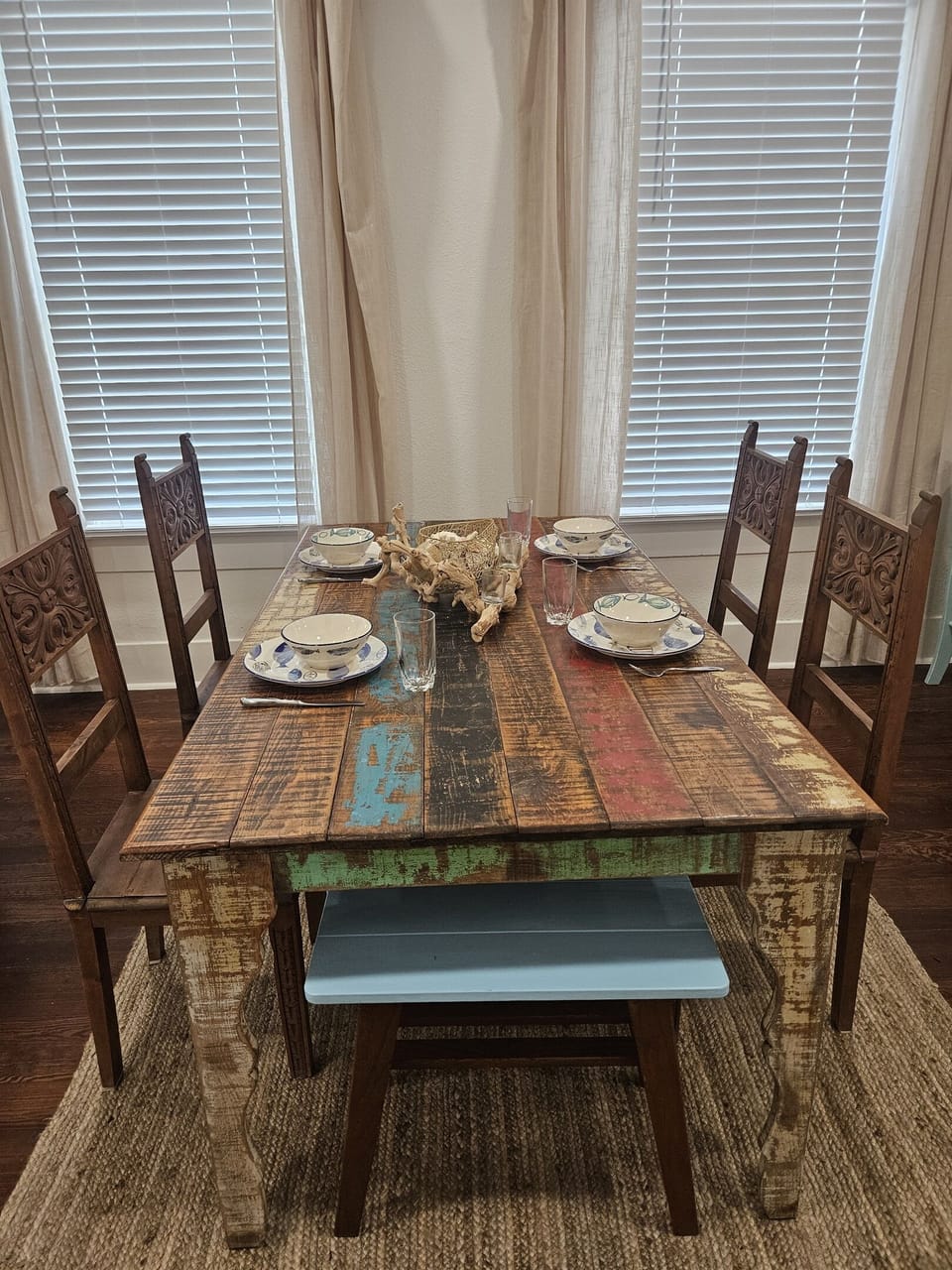 Between Living & Kitchen you'll find the dining area