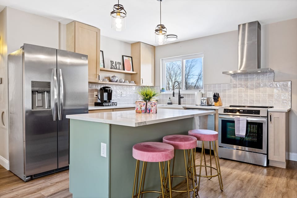 Full, Newly Remodeled Kitchen
