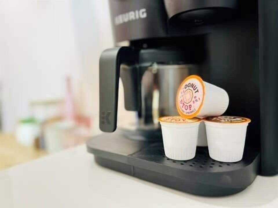 [Kitchen Area] Easy to use coffee maker with available coffee pods.
