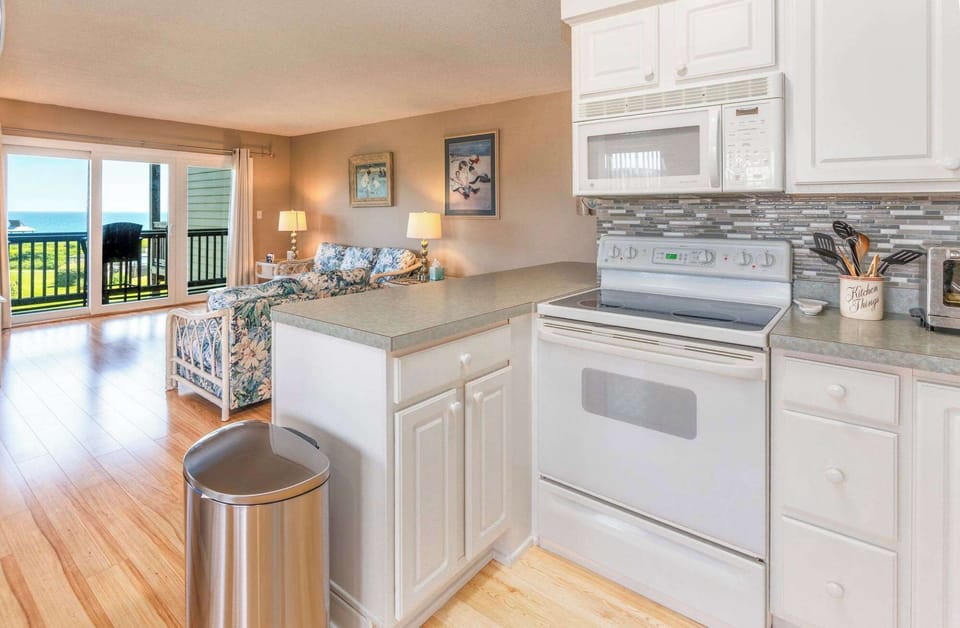 Fully Equipped Kitchen with Refrigerator, Stove, Oven, Microwave, Diswasher, Coffee Maker, Dining Table with 4 seat and Natural Light. 
