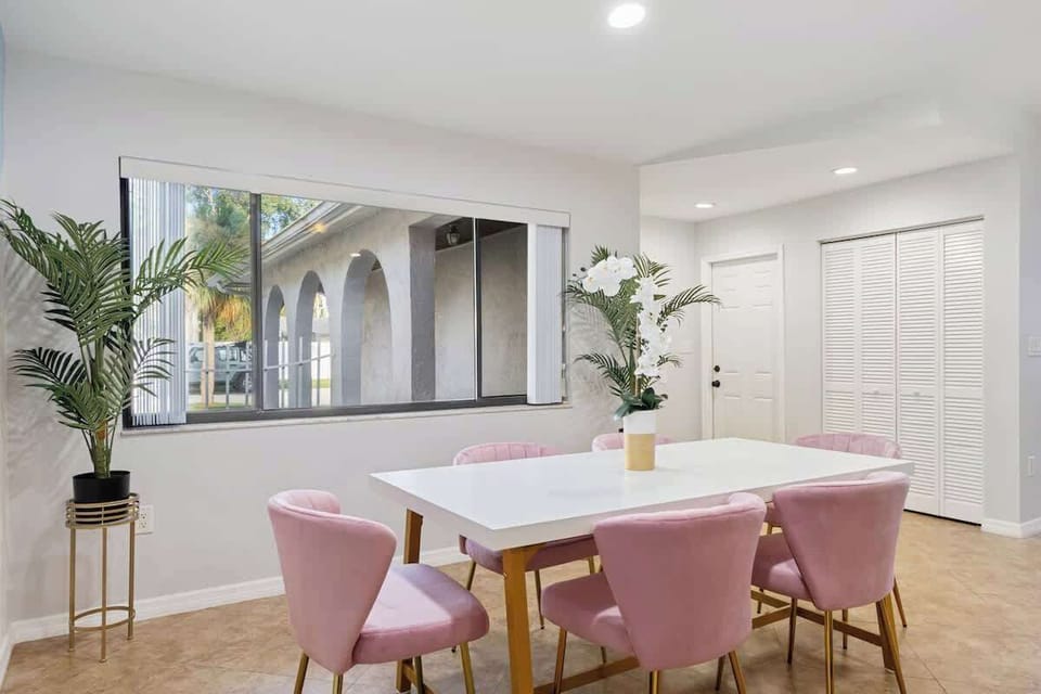 {DINING ROOM} This dining room blends elegance and comfort, featuring a stylish table and warm lighting. Ideal for both casual meals and festive gatherings, it offers the perfect setting for memorable moments.