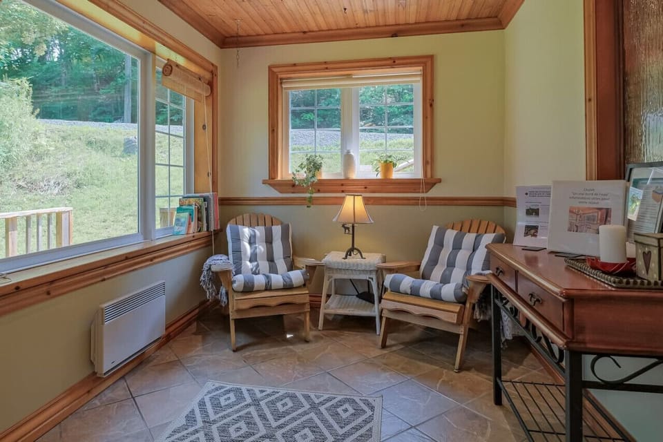 Pièce de détente avec vue sur la nature