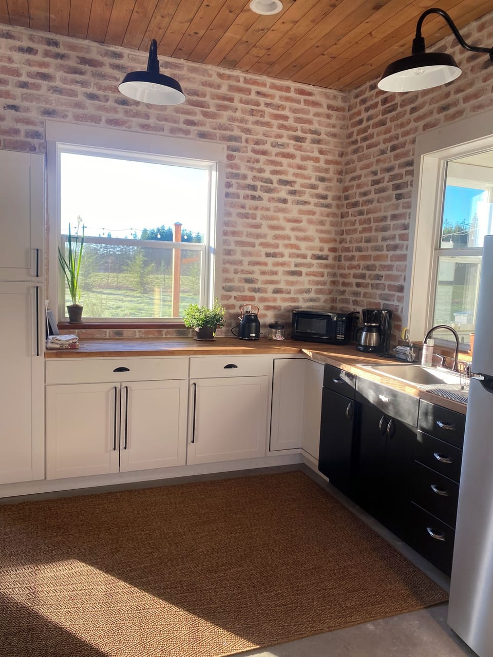 Kitchenette with full fridge and freezer