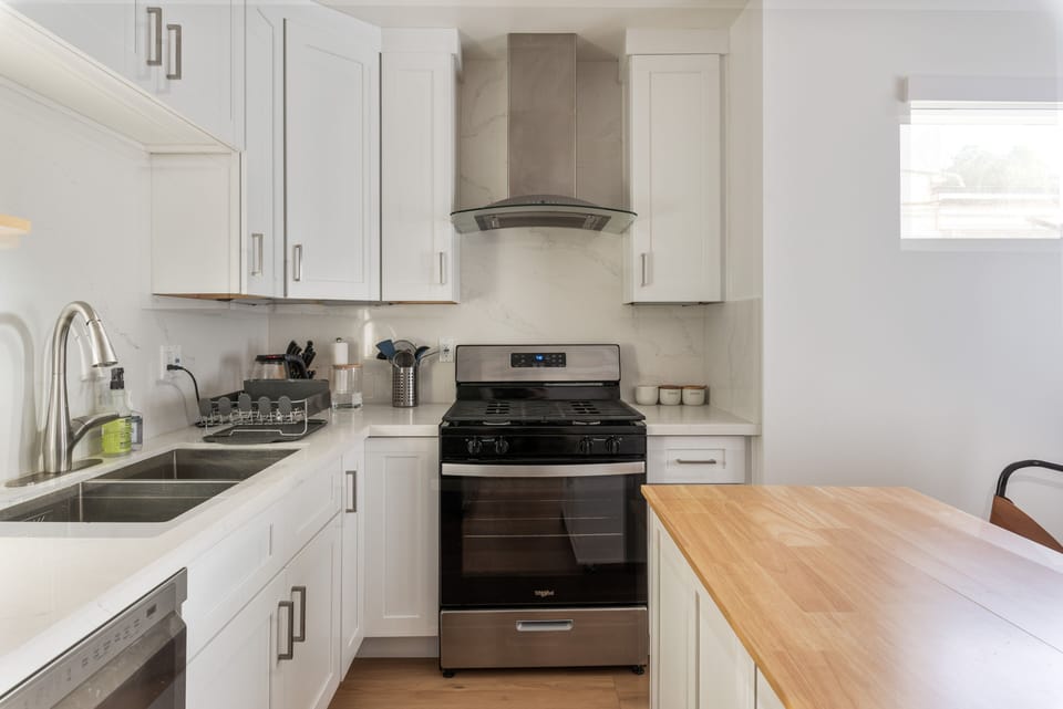 Kitchen with 4 burners stove and oven