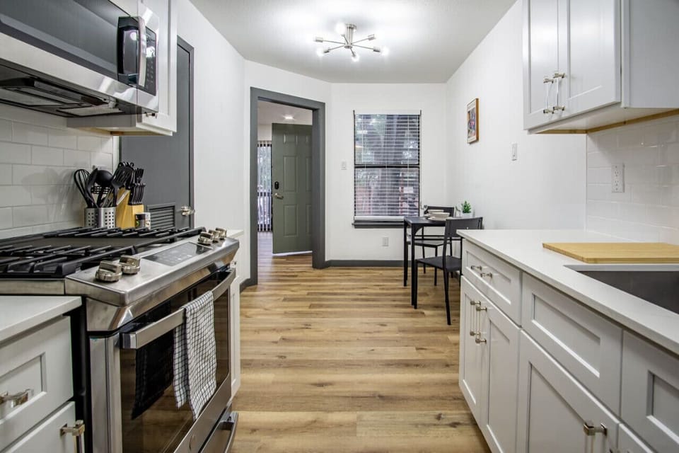 You’ll love the convenience of this fully equipped kitchen, where you can brew coffee, cook meals, or prepare snacks. The cozy layout and warm ambiance make cooking here a delightful part of your stay.