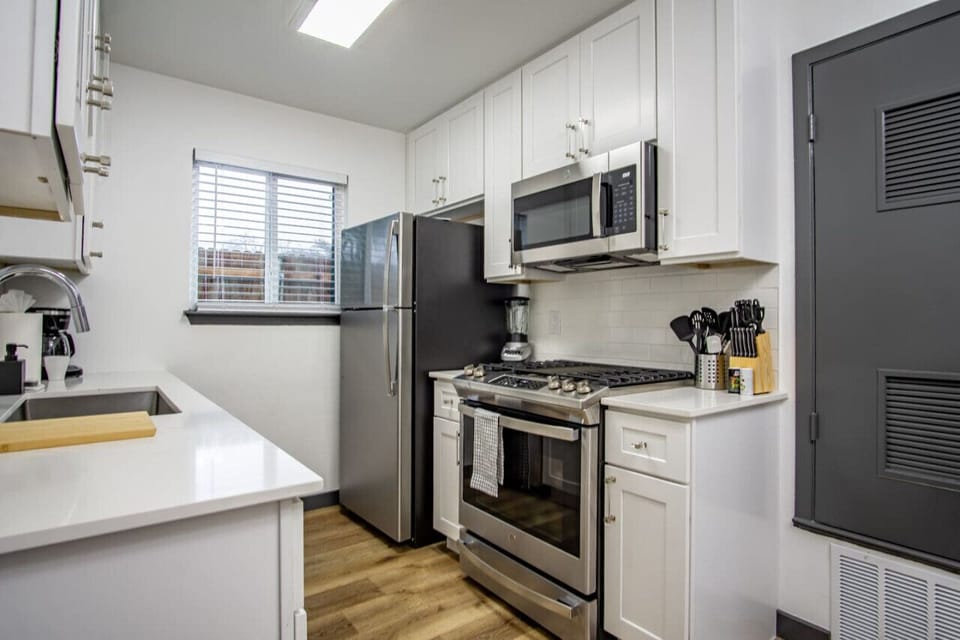 You’ll love the convenience of this fully equipped kitchen, where you can brew coffee, cook meals, or prepare snacks. The cozy layout and warm ambiance make cooking here a delightful part of your stay.