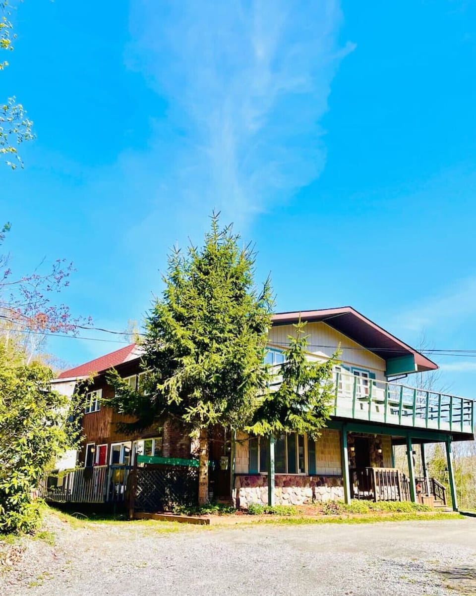 Summer picture of our Alpine Four Season Lodge.
